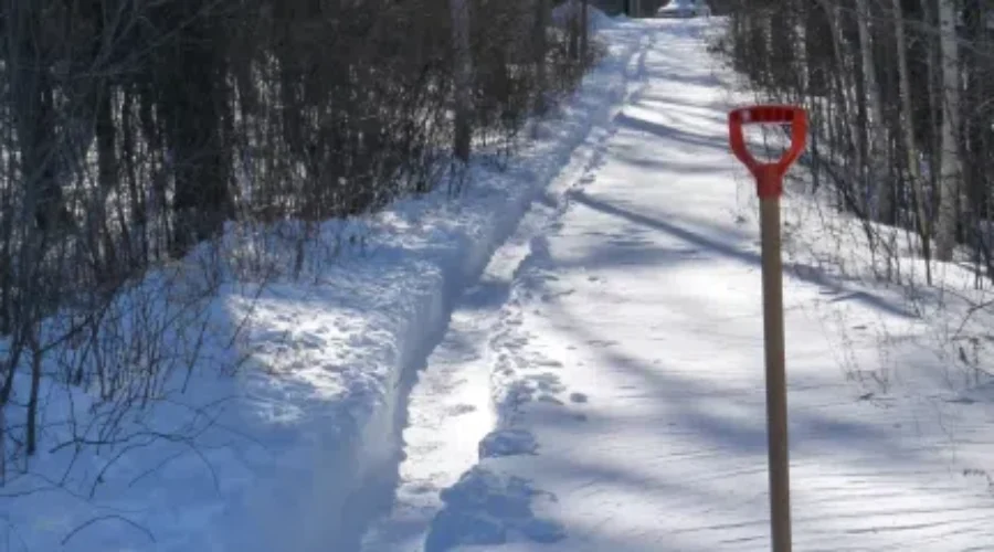 Use Caution When Shovelling To Minimize Heart Attack Risk