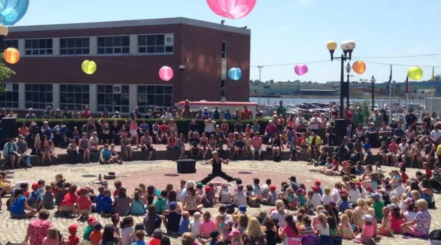 Crowds Gather on Day 1 of Buskers on the Bay