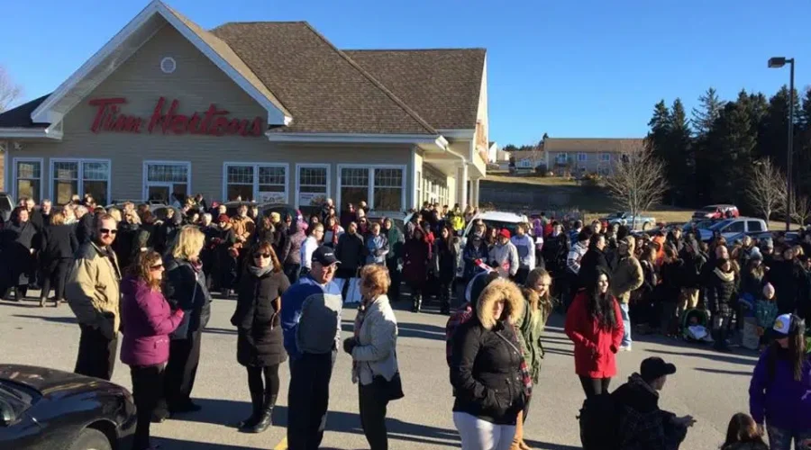 Large Crowd Welcomes Prime Minister Justin Trudeau In Hampton