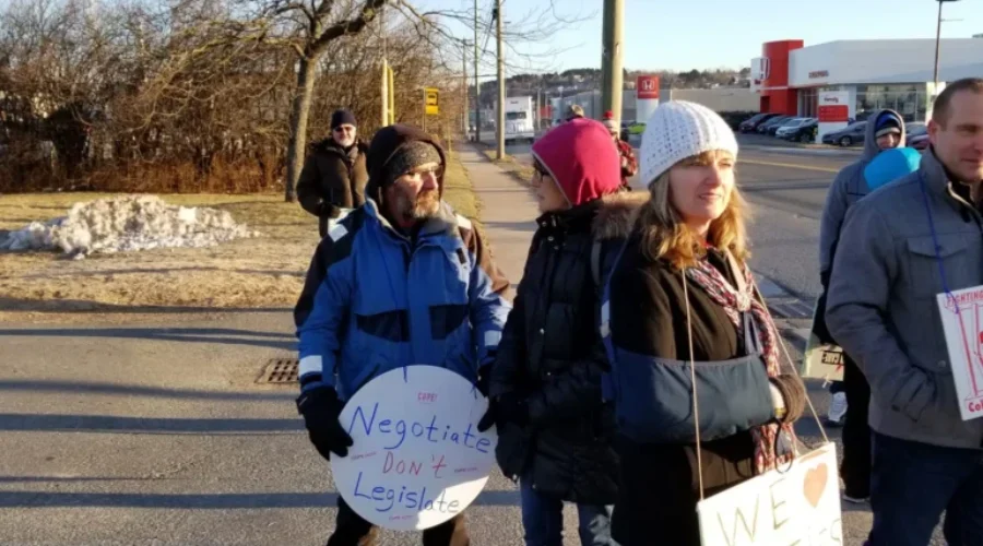 Unions Support Postal Workers In Rothesay Avenue Picket