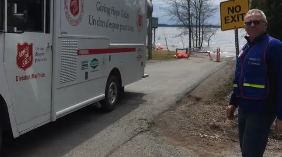 Salvation Army Feeds Hungry Volunteers Who Helped Out During The Flood