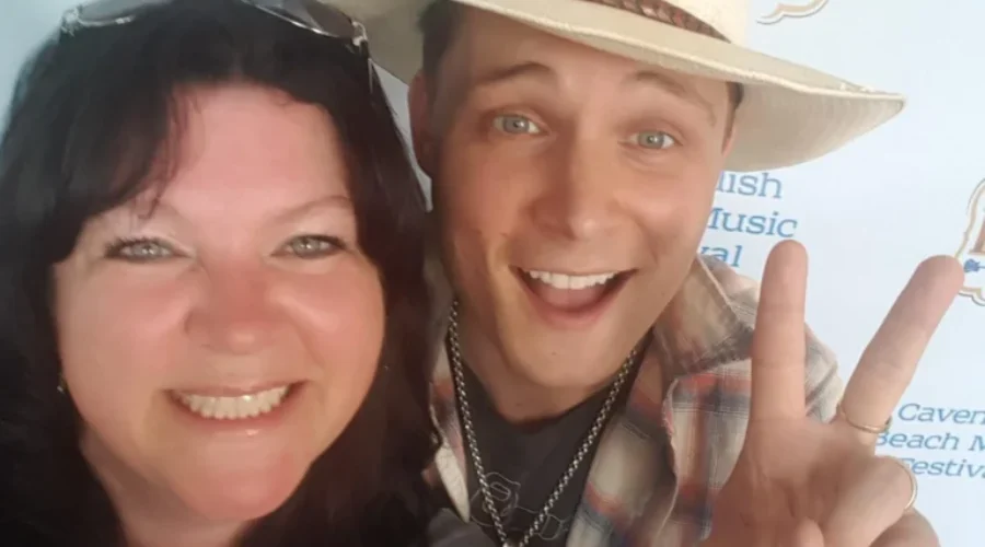 Frankie Ballard is Young And Crazy!