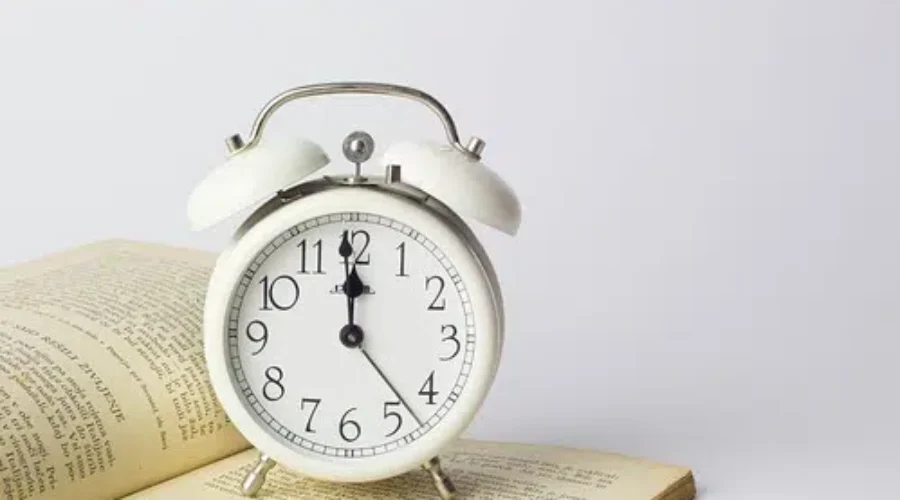 Sleep Expert Says ‘Fall Back’ Time Change Is Good For Us
