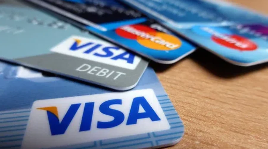 Survey Shows Canadians Going Cashless