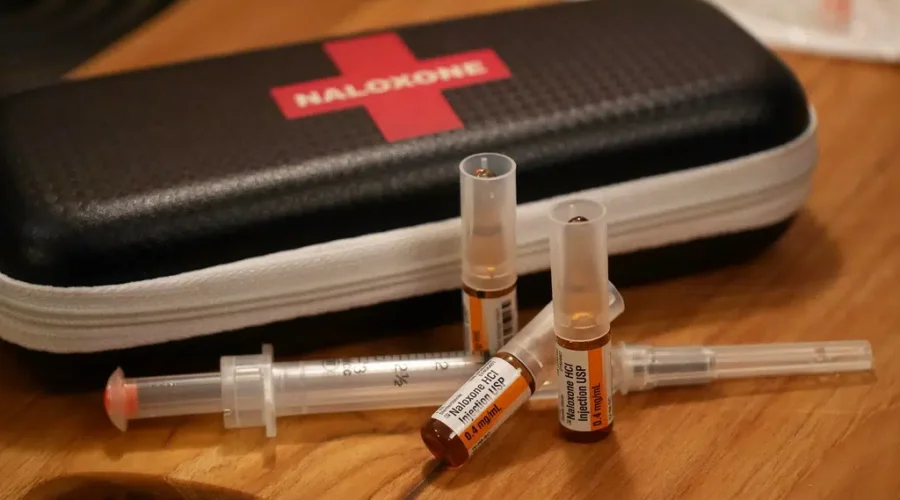 Canadian Teens Learn How To Use Naloxone
