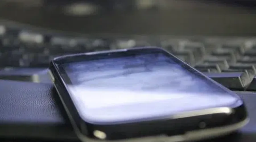 Most Canadians support banning cell phones in public schools: survey