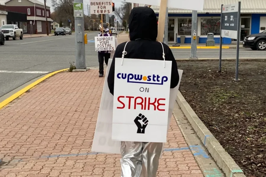 Postal workers begin vote on contract offer