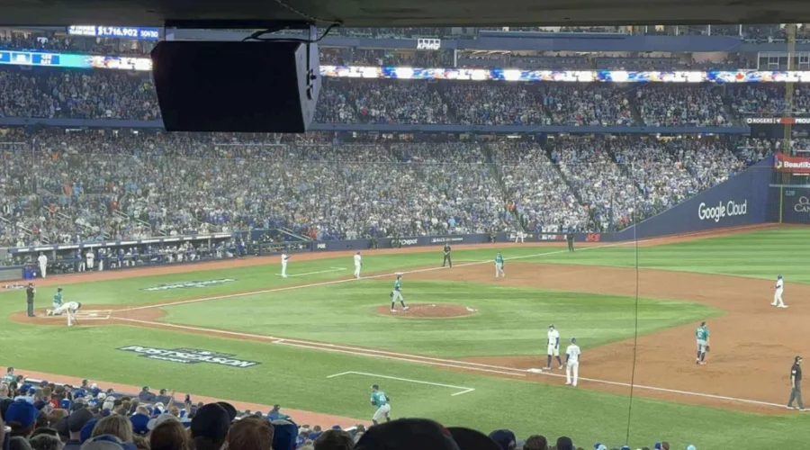 Blue Jays advance to first World Series in 32 years
